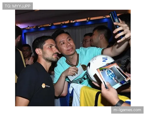 拉拉维亚场边花絮，与球迷互动轻松瞬间