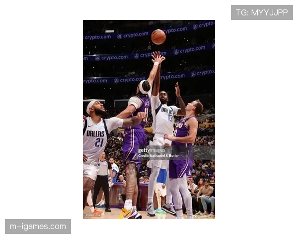 NBA常规赛:湖人124-104击败独行侠,詹姆斯28分10篮板12助攻创历史最老三双纪录 NBA常规赛:湖人124-104击败独行侠,詹姆斯28分10篮板12助攻创历史最老三双纪录